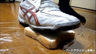 【fetish】Japanese girl food crush with Knee high socks asics spike shoes Sneaker.