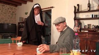 Une vieille nonne baisee et sodomisee par Papy et son pote