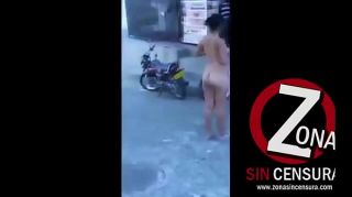 Colombiana desnuda en la calle