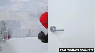 RealityKings - Round and Brown - Shower Robber