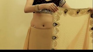 HOT GIRL SAREE WEARING and Showing her NAVEL and BACK