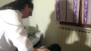 milf esegue massaggi nel suo studio