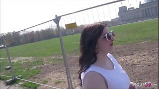 German Public - Deutsche Studentin Elisa in Berlin mitten im Park gefickt