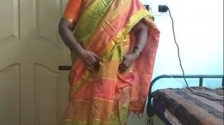 Indian desi maid f. to show her natural tits to home owner