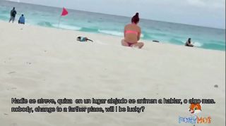 Mostrando el culo en tanga por la playa y calentando a hombres, solo dos se animaron a tocarme (Video Completo en Xvideos.RED)