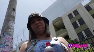 vendedora ambulante acepta la propuesta del tio milky y es follada por dinero