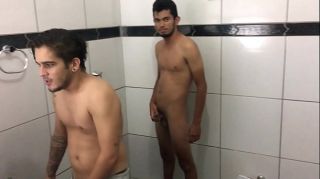 Dois Heteros Banhando e se Relando no Banheiro Master