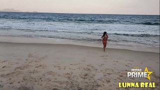 Novinha sozinha na praia de Copacabana Chama a atenção de Pescador tarado , Dj Jump e Festa Prime