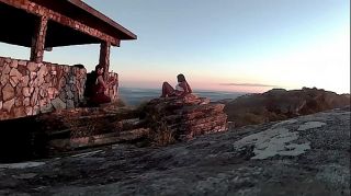 Lucão e Lunna Vaz no mirante em São Thomé das Letras vendo o sol nascer e fudendo nas montanhas