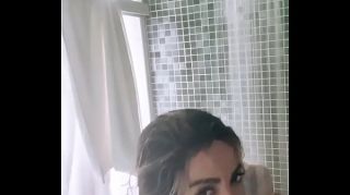 Anitta Vaza Seios Enquanto Toma Banho
