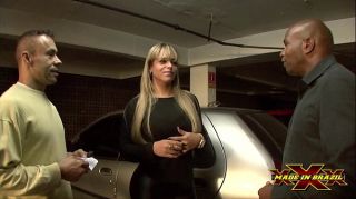 Empresaria gostosa sem dinheiro pagou o estacionamento dando o cu para os seguranças - Angel Lima - Cena completa no Red