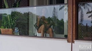 Espionando a vizinha vadia se masturbando na varanda