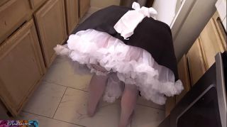 Stepmom's floor cleaning maid home porno