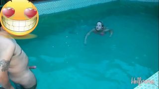 Corno desconfiado instala câmeras de segurança e flagra esposa fodendo com o jardineiro na piscina