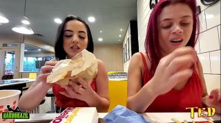Duas novinha resolvem aprontar dentro do McDonald's e tiram os peitos pra fora - Duda Pimentinha - Anjinha Tatuada Oficial