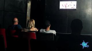 Corno levou a esposa no cinema porno para ser fodida por estranhos - Trailer