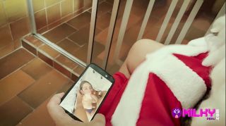Sara Blonde - La perra se portó mal todo el año y esta navidad recibirá una follada por Papá Noel