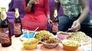 मालकिन ने साहब के लिए स्पेशल खाना बनाया और खाना खाते खाते चूत की चूदाई करली। हिंदी सेक्सी आवाज के साथ। Mumbai ashu