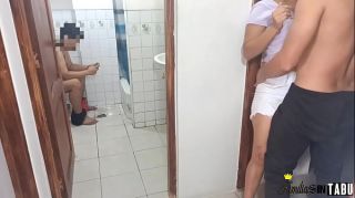 Puta madrastra se deja follar por su hijastro cuando su marido esta en el baño, casi los pillan hijastro suertudo le rompe el culo grande a su madrastra pervertida