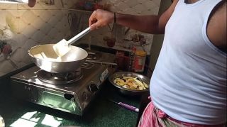 मालकिन ने खाना बनाने वाले नौकर को किचन में पटाकर चूत चुदाई कराई! साफ हिन्दी आवाज में