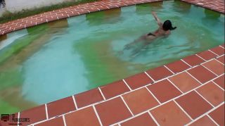 De vacaciones le follo el coño a mi hermanastra en una piscina