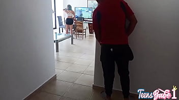 Mientras que mi esposo juega  su tio me coge  duro en la esquina de la sala me deja toda su leche en mi coño