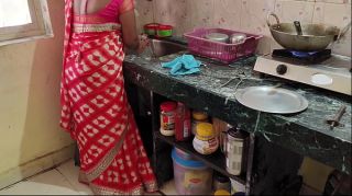 देसी भाभी रसोई में काम कर रही तभी वहा का नौकर ने उसको चोद दिया