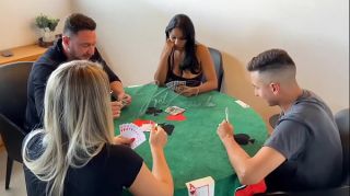 Um jogo de cartas acabou em troca de casal com Kel Abate e a Bruna Carlos! Continua no RED.